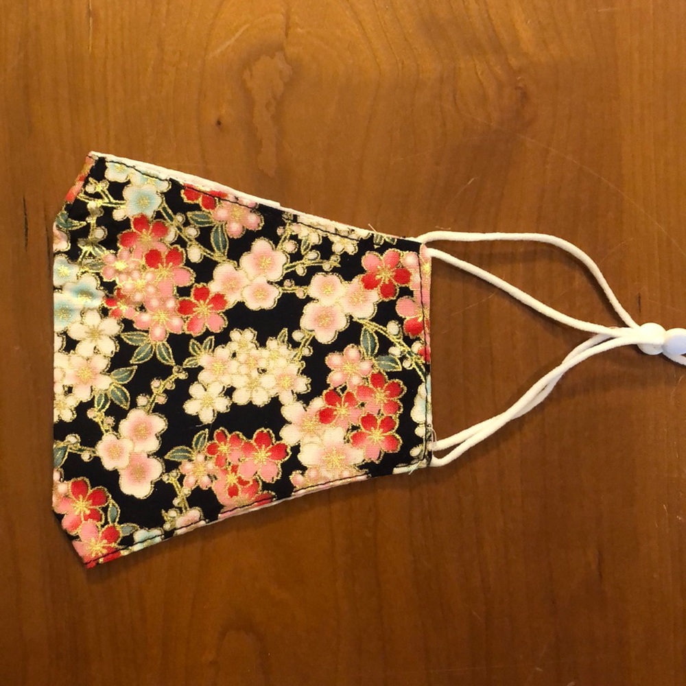 Women’s adjustable face mask